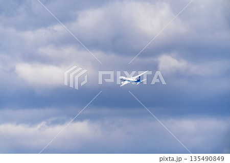 冬の大阪空港（伊丹空港）　離陸中の飛行機　大阪府豊中市 135490849