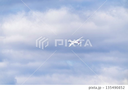 冬の大阪空港（伊丹空港）　離陸中の飛行機　大阪府豊中市 135490852