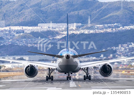 冬の大阪空港（伊丹空港）　離陸中の飛行機　大阪府豊中市 135490853