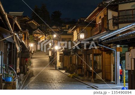 冬の二寧坂(二年坂) 夜明け前の町並み 京都市東山区 冬の二寧坂(二年坂) 夜明け前の町並み 京都市東山区 135490894