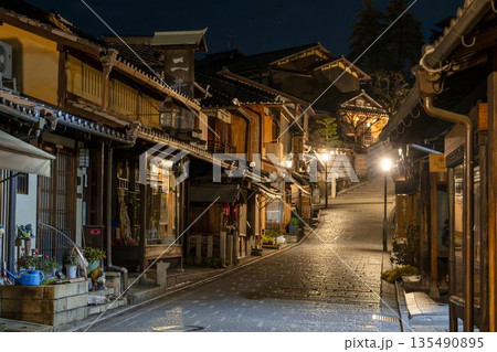 冬の二寧坂(二年坂) 夜明け前の町並み 京都市東山区 冬の二寧坂(二年坂) 夜明け前の町並み 京都市東山区 135490895
