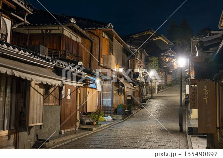 冬の二寧坂(二年坂) 夜明け前の町並み 京都市東山区 冬の二寧坂(二年坂) 夜明け前の町並み 京都市東山区 135490897