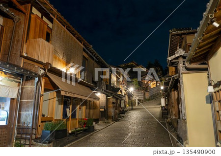 冬の二寧坂（二年坂）　夜明け前の町並み　京都市東山区 135490900