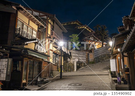 冬の二寧坂（二年坂）　夜明け前の町並み　京都市東山区 135490902