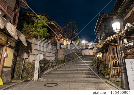 冬の二寧坂(二年坂) 夜明け前の町並み 京都市東山区 冬の二寧坂(二年坂) 夜明け前の町並み 京都市東山区 135490904