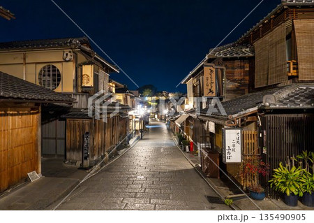 冬の二寧坂（二年坂）　夜明け前の町並み　京都市東山区 135490905