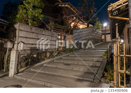 冬の二寧坂（二年坂）　夜明け前の町並み　京都市東山区 135490906