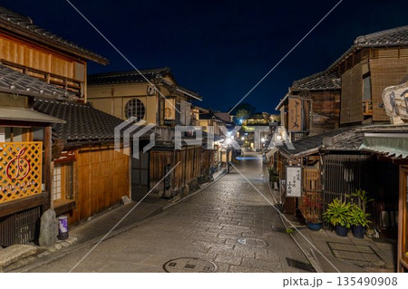 冬の二寧坂(二年坂) 夜明け前の町並み 京都市東山区 冬の二寧坂(二年坂) 夜明け前の町並み 京都市東山区 135490908