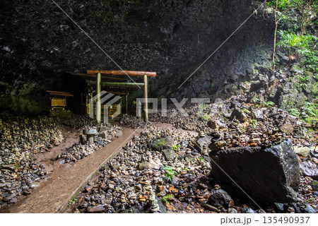 宮崎県 高千穂 天安河原 仰慕ヶ窟に広がる積み石と鳥居の風景 135490937