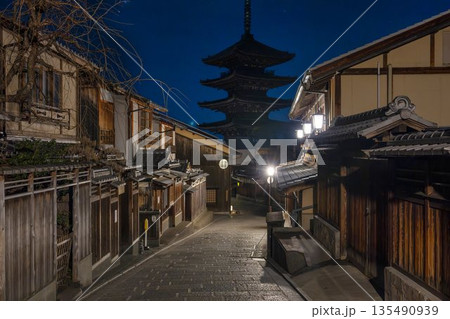 冬の法観寺（八坂の塔）　早朝の街並み　京都府京都市 135490939