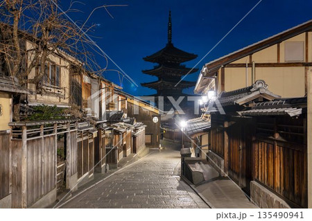 冬の法観寺（八坂の塔）　早朝の街並み　京都府京都市 135490941