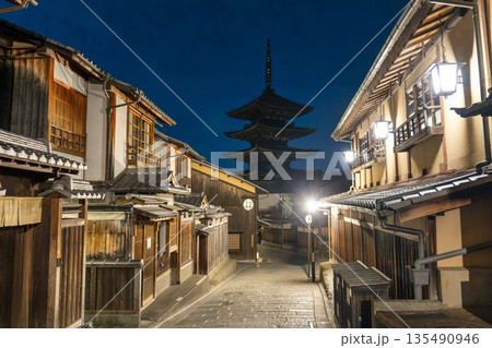 冬の法観寺(八坂の塔) 早朝の街並み 京都府京都市 冬の法観寺(八坂の塔) 早朝の街並み 京都府京都市 135490946