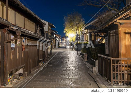 冬の産寧坂(三年坂)　早朝の街並　京都市東山区 135490949