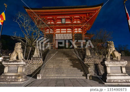 冬の音羽山　清水寺　仁王門　京都府京都市 135490973