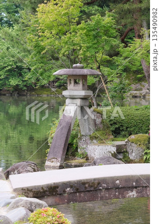 兼六園　徽軫灯籠 135490982