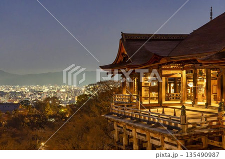 冬の音羽山 清水寺 本堂と京都市街の夜景 京都府京都市 冬の音羽山 清水寺 本堂と京都市街の夜景 京都府京都市 135490987