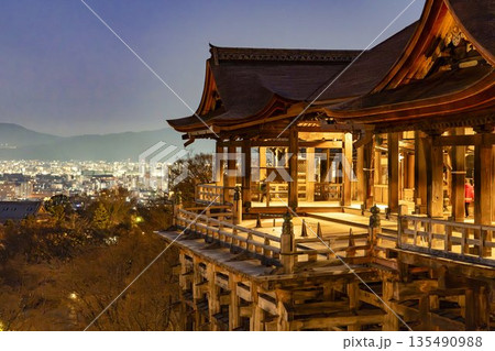 冬の音羽山　清水寺　本堂と京都市街の夜景　京都府京都市 135490988