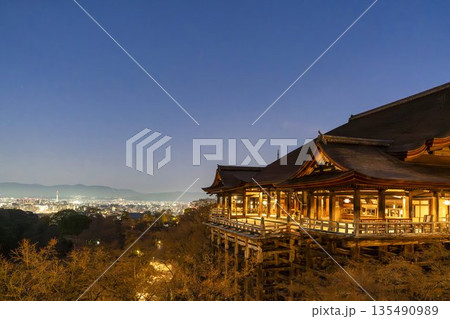 冬の音羽山 清水寺 本堂と京都市街の夜景 京都府京都市 冬の音羽山 清水寺 本堂と京都市街の夜景 京都府京都市 135490989