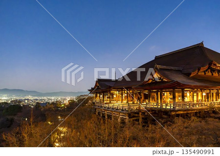 冬の音羽山　清水寺　本堂と京都市街の夜景　京都府京都市 135490991