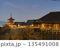 冬の音羽山　清水寺　本堂と京都市街の夜景　京都府京都市 135491008