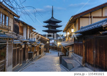 冬の法観寺(八坂の塔)と早朝の街並み 京都府京都市 冬の法観寺(八坂の塔)と早朝の街並み 京都府京都市 135491021