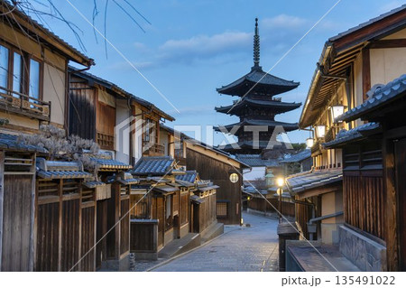 冬の法観寺(八坂の塔)と早朝の街並み 京都府京都市 冬の法観寺(八坂の塔)と早朝の街並み 京都府京都市 135491022