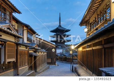 冬の法観寺(八坂の塔)と早朝の街並み 京都府京都市 冬の法観寺(八坂の塔)と早朝の街並み 京都府京都市 135491023