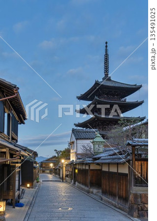 冬の法観寺（八坂の塔）と早朝の街並み　京都府京都市 135491025