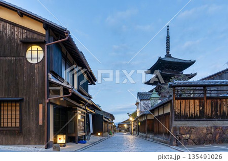冬の法観寺（八坂の塔）と早朝の街並み　京都府京都市 135491026