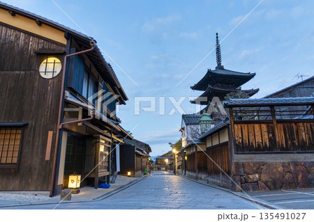 冬の法観寺(八坂の塔)と早朝の街並み 京都府京都市 冬の法観寺(八坂の塔)と早朝の街並み 京都府京都市 135491027