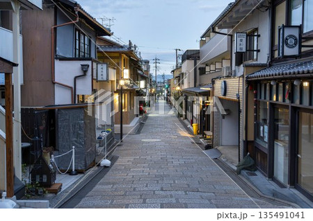 冬の法観寺側からみた夢見坂 早朝の街並み 京都府京都市 冬の法観寺側からみた夢見坂 早朝の街並み 京都府京都市 135491041