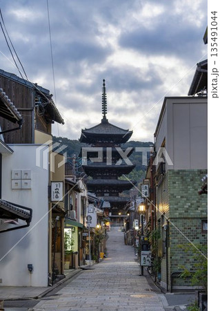 冬の法観寺(八坂の塔)と早朝の街並み 京都府京都市 冬の法観寺(八坂の塔)と早朝の街並み 京都府京都市 135491044