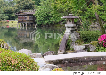 兼六園　霞ヶ池と徽軫灯籠 135491058