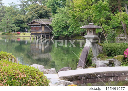 兼六園　霞ヶ池と徽軫灯籠 135491077