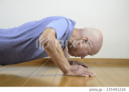 ストレッチをする老人 135491226