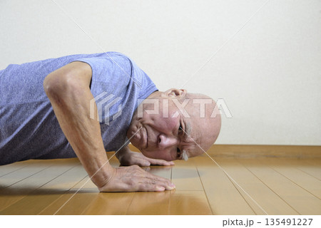 ストレッチをする老人 135491227