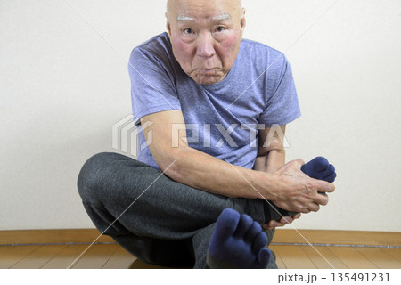 ストレッチをする老人 135491231