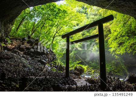 宮崎県 高千穂 天安河原 仰慕ヶ窟に広がる積み石と鳥居の風景 宮崎県 高千穂 天安河原 仰慕ヶ窟に広がる積み石と鳥居の風景 135491249