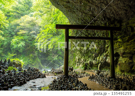 宮崎県 高千穂 天安河原 仰慕ヶ窟に広がる積み石と鳥居の風景 135491255