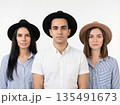 帽子を被った若い男女3人のポートレート（ファッション・白バック） 135491673