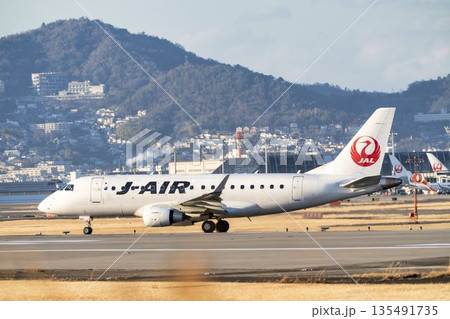 夕方の大阪空港（伊丹空港）　タキシング中の飛行機　大阪府豊中市 135491735