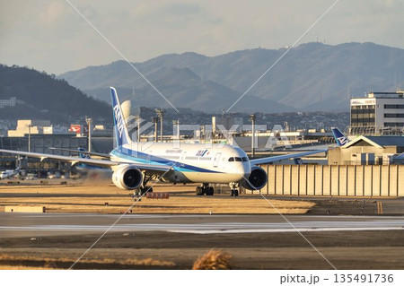 夕方の大阪空港(伊丹空港) タキシング中の飛行機 大阪府豊中市 夕方の大阪空港(伊丹空港) タキシング中の飛行機 大阪府豊中市 135491736
