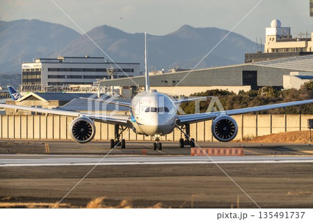 夕方の大阪空港(伊丹空港) タキシング中の飛行機 大阪府豊中市 夕方の大阪空港(伊丹空港) タキシング中の飛行機 大阪府豊中市 135491737