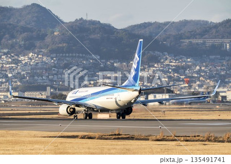 夕方の大阪空港(伊丹空港) 離陸中の飛行機 大阪府豊中市 夕方の大阪空港(伊丹空港) 離陸中の飛行機 大阪府豊中市 135491741