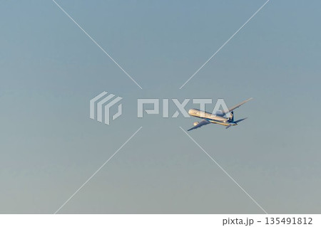 夕方の大阪空港（伊丹空港）　離陸中の飛行機　大阪府豊中市 135491812