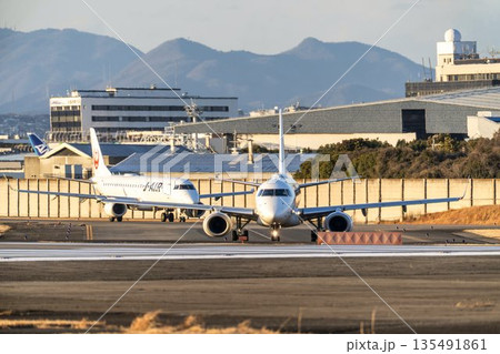 夕方の大阪空港(伊丹空港) タキシング中の飛行機 大阪府豊中市 夕方の大阪空港(伊丹空港) タキシング中の飛行機 大阪府豊中市 135491861