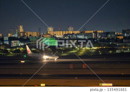 大阪空港(伊丹空港)の夜景 タキシング中の飛行機 大阪府豊中市 大阪空港(伊丹空港)の夜景 タキシング中の飛行機 大阪府豊中市 135491881