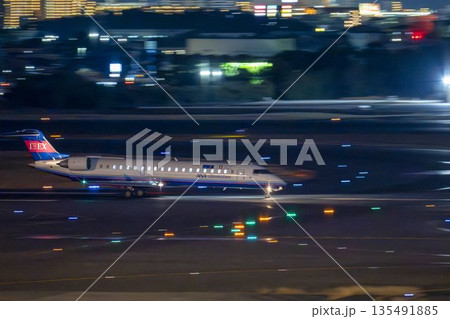 大阪空港（伊丹空港）の夜景　離陸中の飛行機　大阪府豊中市 135491885