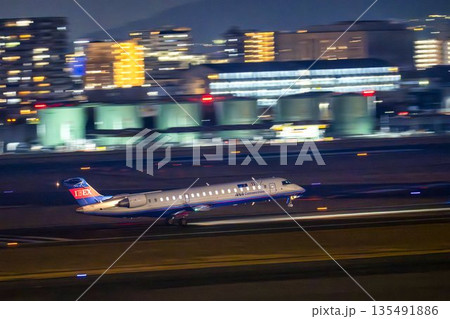 大阪空港(伊丹空港)の夜景 離陸中の飛行機 大阪府豊中市 大阪空港(伊丹空港)の夜景 離陸中の飛行機 大阪府豊中市 135491886
