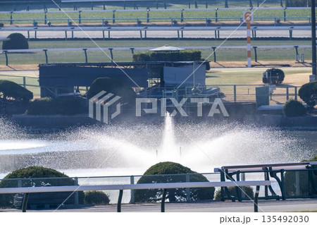 競馬場の風景 内馬場の噴水 京都府京都市 競馬場の風景 内馬場の噴水 京都府京都市 135492030